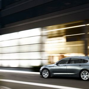 Coche Gris Elegante en Movimiento