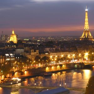Vista nocturna de la Torre Eiffel