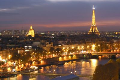 Vista nocturna de la Torre Eiffel