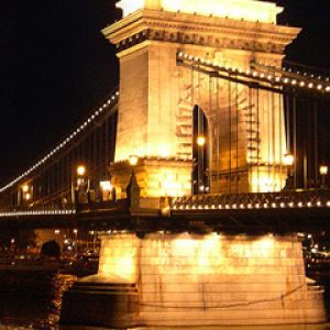 Puente de Cadenas de Noche