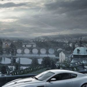 Aston Martin en paisaje urbano