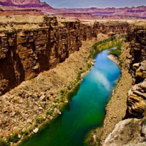 Impresionante Paisaje de Río en el Cañón