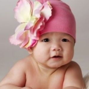 Bebé Adorable con Sombrero de Flor