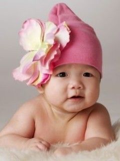 Bebé Adorable con Sombrero de Flor