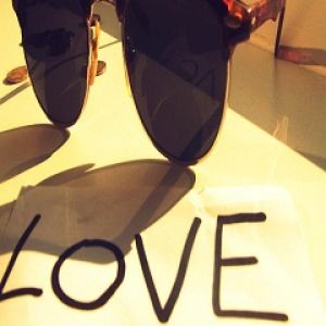 Gafas de sol elegantes con amor
