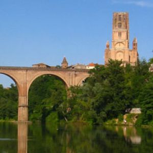 Puente y Torre Escénicos Reflejados