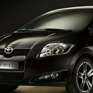 Coche Negro Toyota Auris