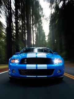 Shelby Mustang Azul en la Carretera
