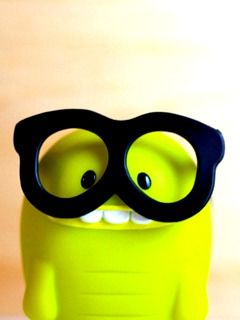 Monstruo Verde Divertido con Gafas