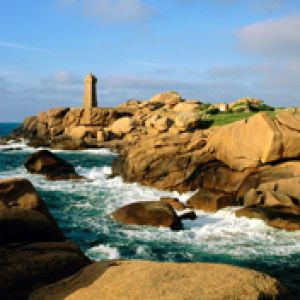 Faro en la costa rocosa