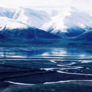 Montañas Nevadas y Lago Sereno