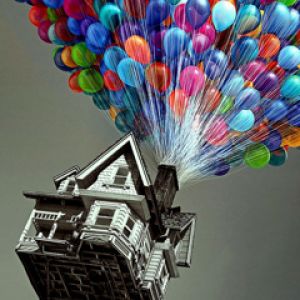 Casa con globos coloridos