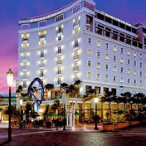 Hotel Elegante al Anochecer