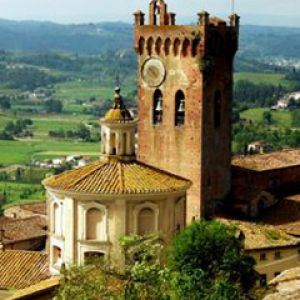 Torre Histórica en Paisaje Escénico