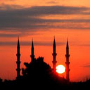 Atardecer sobre la silueta de una mezquita