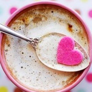 Azúcar en forma de corazón en café
