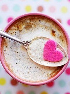 Azúcar en forma de corazón en café