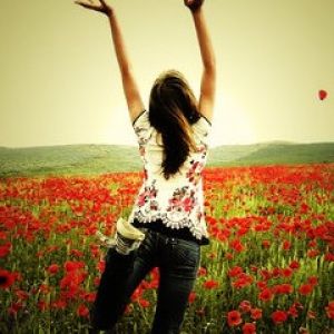 Chica Feliz en Campo de Flores