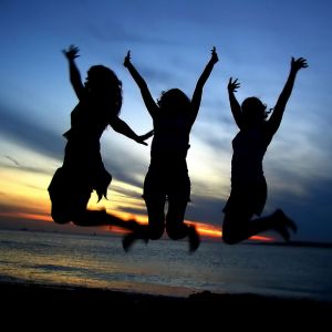 Silhouetas Alegres al Atardecer