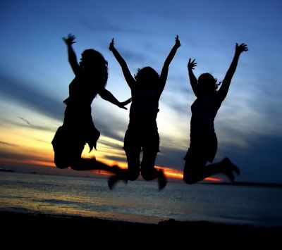 Silhouetas Alegres al Atardecer