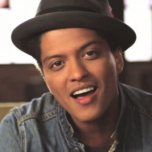Retrato Sonriente de Bruno Mars