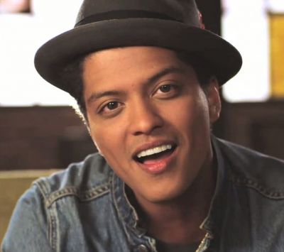 Retrato Sonriente de Bruno Mars