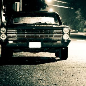 Coche Clásico de Noche