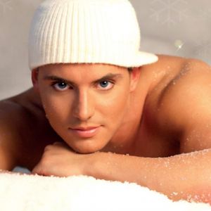 Modelo masculino encantador en invierno