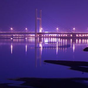 Puente Iluminado de Noche