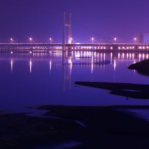 Puente Nocturno Púrpura