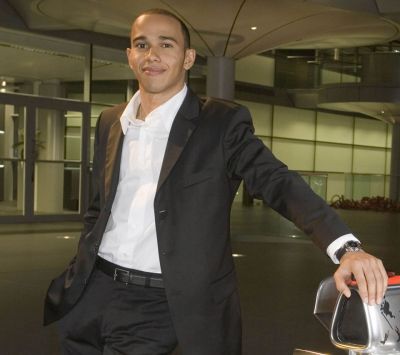 Retrato Elegante de Lewis Hamilton