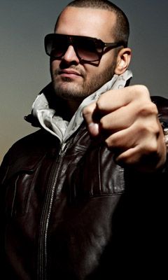 Artista Musical con Estilo y Gafas de Sol
