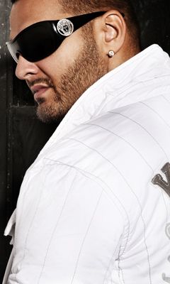 Hombre Estiloso con Gafas de Sol