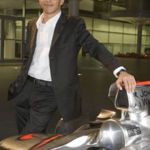 Lewis Hamilton con coche McLaren F1