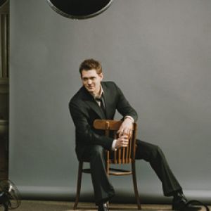 Hombre Elegante en Estudio