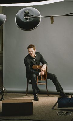Hombre Elegante en Estudio