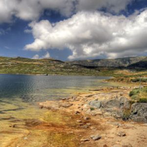 Lago Montañés Escénico