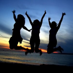 Silhouetas Alegres al Atardecer