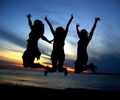 Silhouetas Alegres al Atardecer