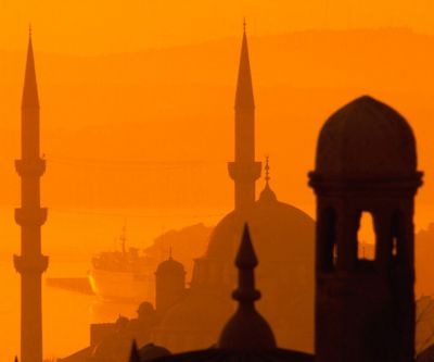 Minaretes Silueteados al Atardecer