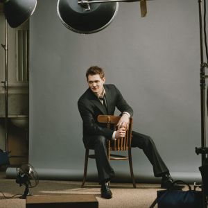 Hombre Elegante en Traje