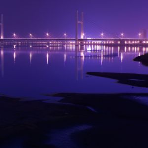 Reflejo del Puente Nocturno