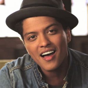 Retrato Sonriente de Bruno Mars