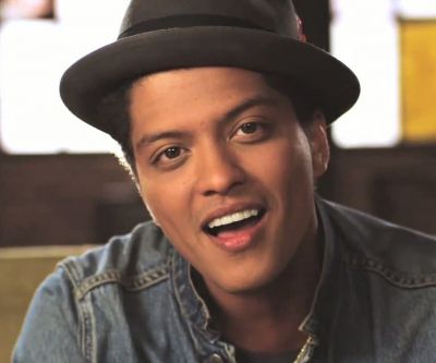 Retrato Sonriente de Bruno Mars