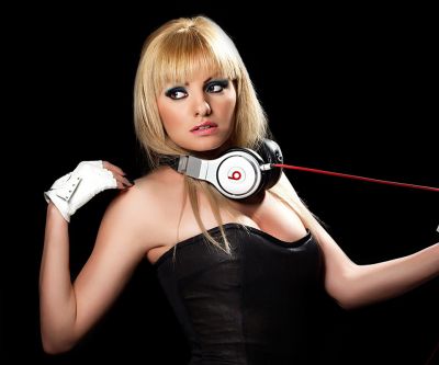 Chica con auriculares con estilo