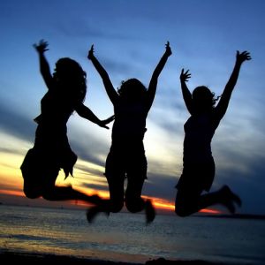 Chicas Felices Saltando al Atardecer