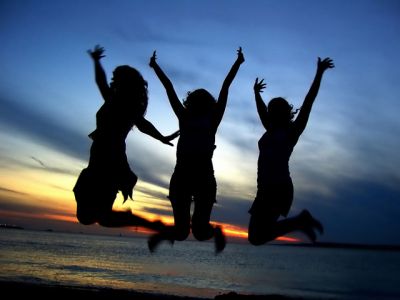 Chicas Felices Saltando al Atardecer