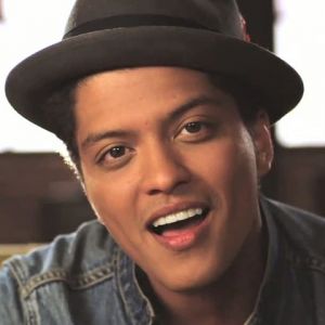 Retrato Sonriente de Bruno Mars