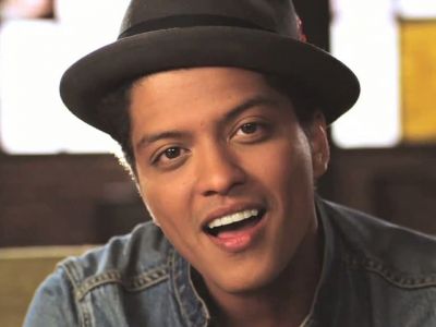 Retrato Sonriente de Bruno Mars
