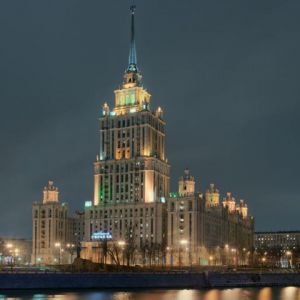 Hotel Ucrania en Moscú de Noche